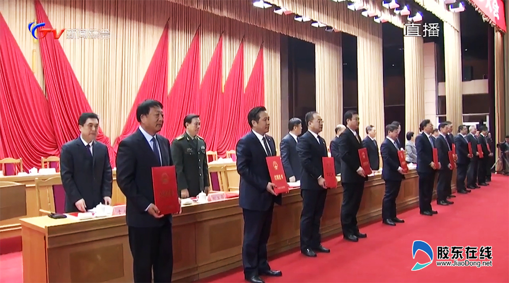 获奖代表上台领奖