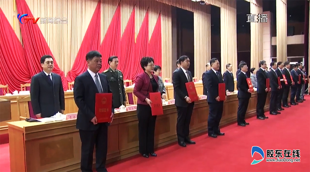 获奖代表上台领奖