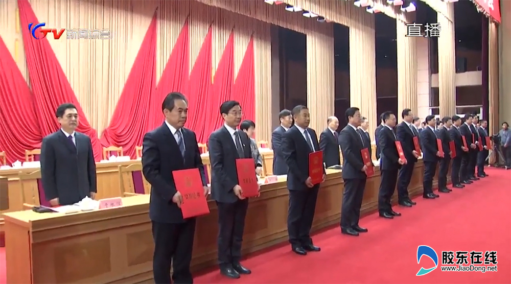获奖代表上台领奖