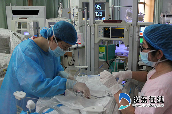 丁艳洁在为患儿做治疗
