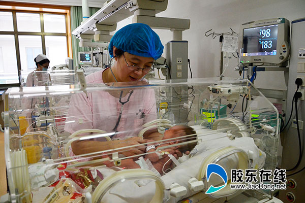 丁艳洁正在查看患儿
