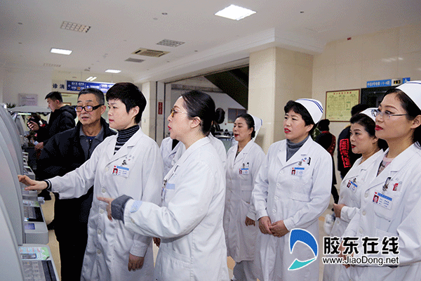 殷少华(前左二)团队调研患者自助机满意度