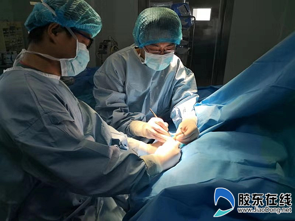 烟台山医院小儿骨科慕明章主任团队为患者实施一期骨折手术