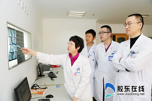 姜致娥主任(左一)与其团队讨论患儿病情
