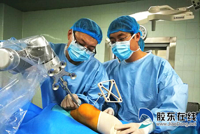 烟台山医院曲文庆副主任医师应用骨科机器人为重度踝关节炎患者施行保关节手术_副本