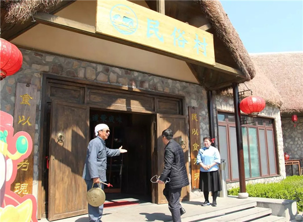 丽都餐饮副总经理田宁波向百纳餐饮一行介绍了荣成丽都民俗村的发展
