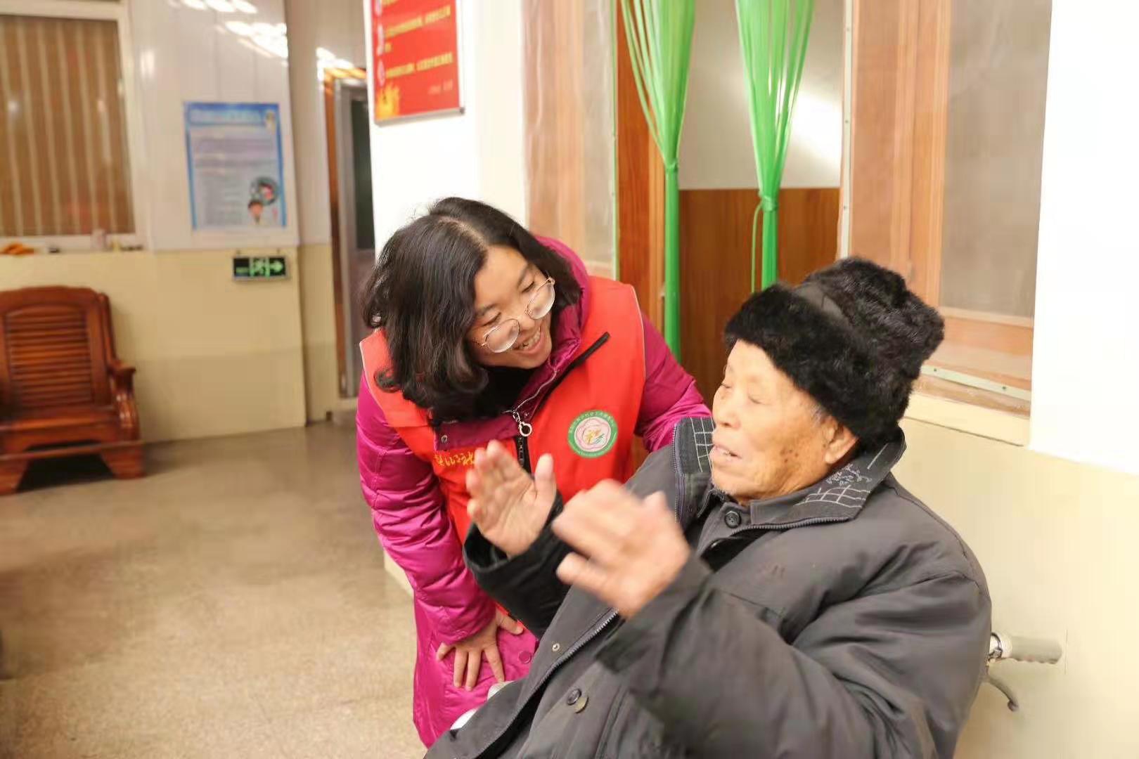 王艳梅与老人聊天