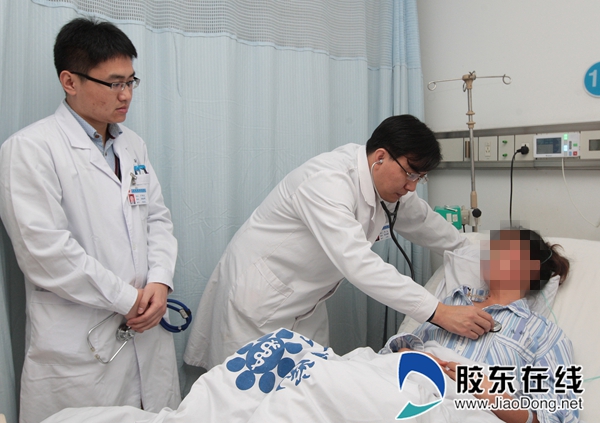 郑磊(左二)为患者做检查