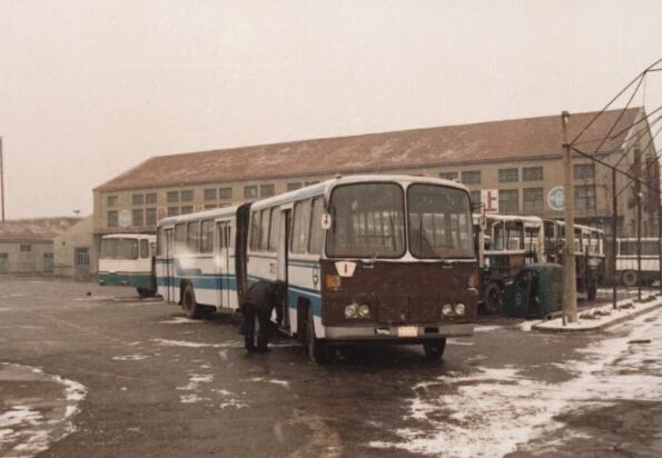 80年代使用的广州产铰接车