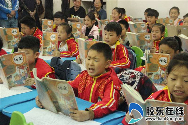 孩子们大声朗读