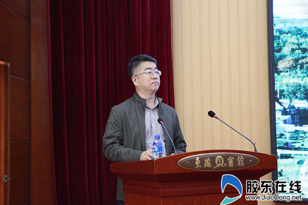 烟台市卫健委疾控应急科科长王洪涛主持会议