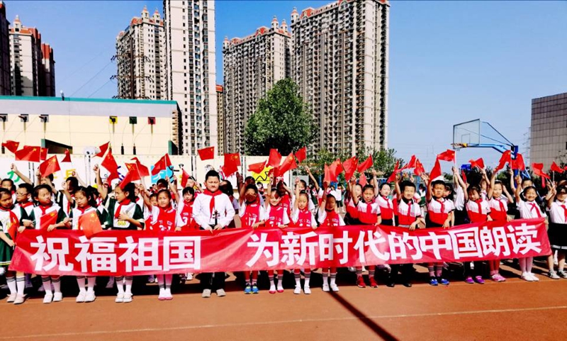 五星红旗迎风飘扬 胜利歌声多么响亮 歌唱亲爱的祖国 从今走向繁荣富强 礼赞新中国,奋进新时代!家国情怀暖,歌声美悠扬!看,清晨的校园一片欢腾,这里红旗飘飘,歌唱祖国的歌声格外振奋嘹亮;这里心花怒放,《为新时代的中国朗读》的诵读声,格外悠扬琅琅!听,祝福祖国,祖国万岁,祝福祖国,祖国万岁!