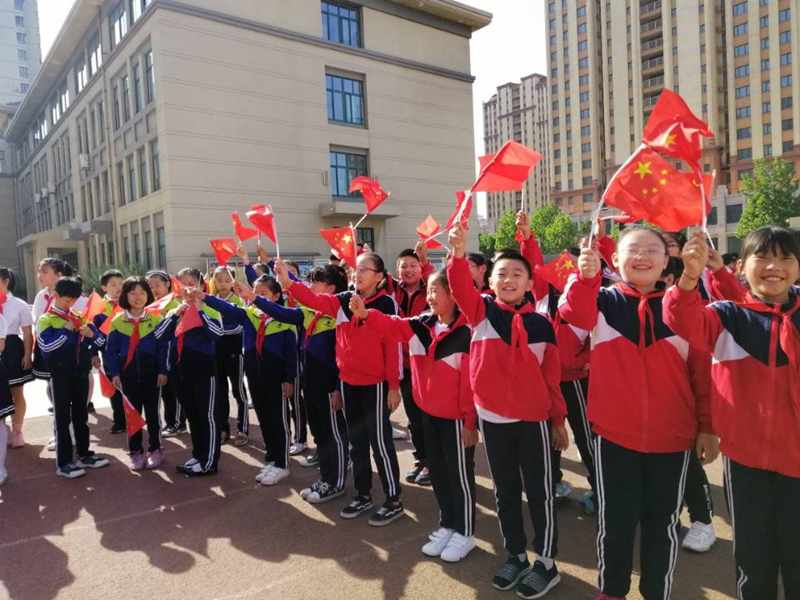 龙海小学迎"六一《歌唱祖国》快闪朗读(组图 科教文体 烟台新闻网