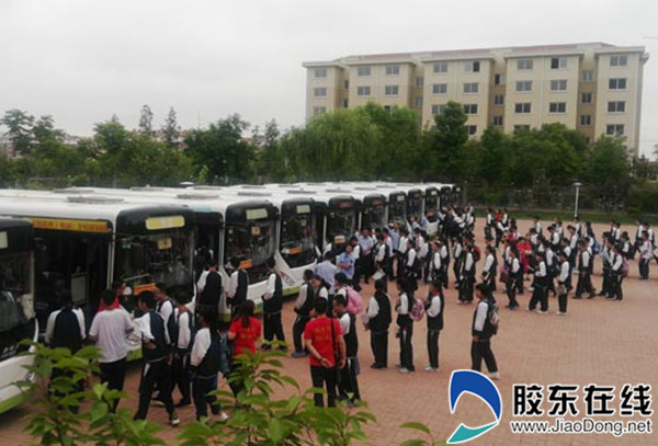 海阳英才学校考生排队乘车