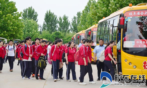 招远各乡镇考生乘坐金泰校车公司校车去往考点