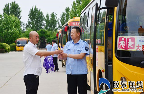 为中考服务驾驶员送清凉