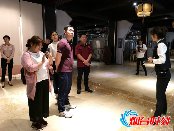 媒体采风团参观黑尚莓酒庄