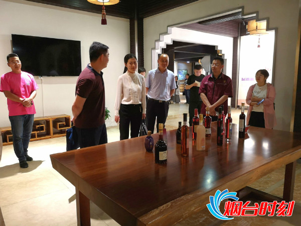 媒体采风团参观黑尚莓酒庄