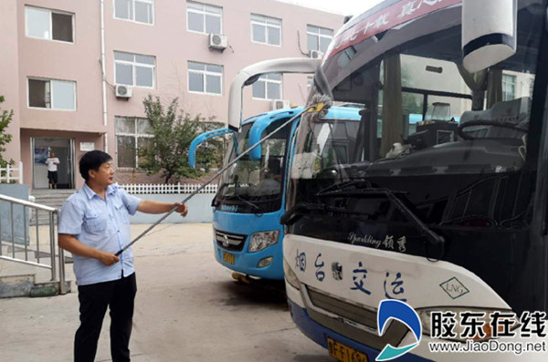 王翠峰师傅仔细清洗爱车