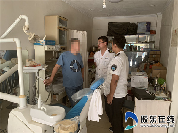 无证且器械根本不消毒,藏匿于社区的黑牙医被“拔掉”——执法人员现场执法检查