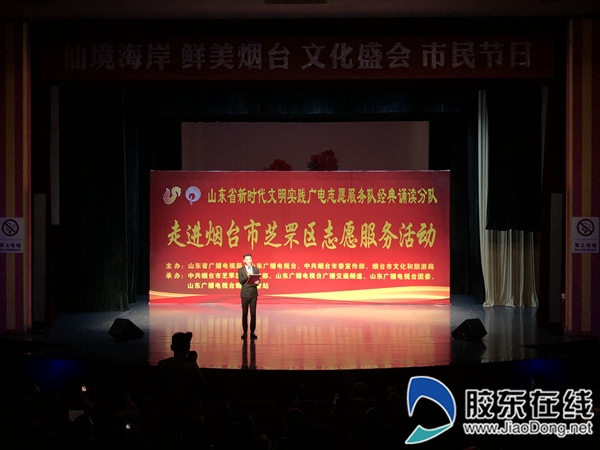 主持人们饱含深情的朗诵,让观众感受到优秀文学作品的丰沛的感情和深刻的内涵