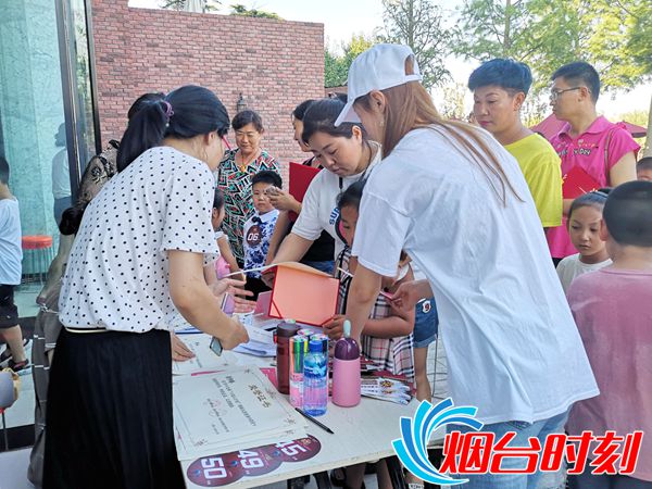 小选手们领取奖品