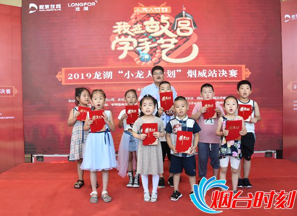 婴儿乐人事部长为优秀奖选手颁奖2