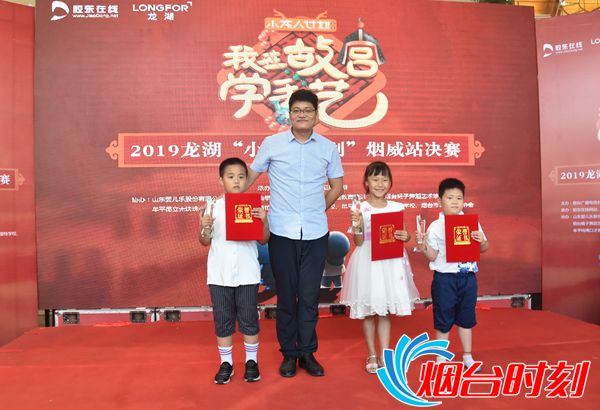 婴儿乐人事部长为优秀奖选手颁奖4