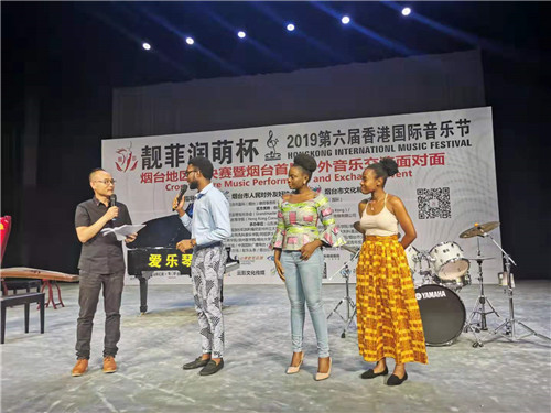 图24赵部长与三位非洲选手交流