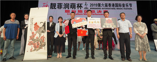 图29-1崔建成崔芳菲姚芳（靓菲润萌总裁）曹连兴为全场总冠军李京才颁奖