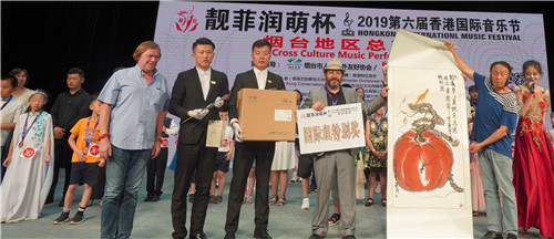 图33法国唱片制作人jake为智利选手颁发国际特别奖