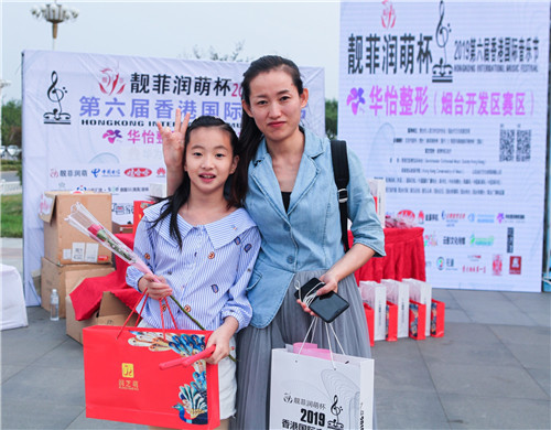图38大赛选手获得奖品的欢乐瞬间