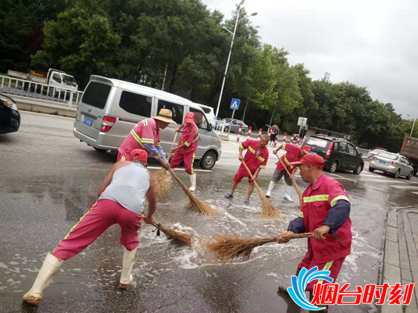 环卫工人正在清理路面积水