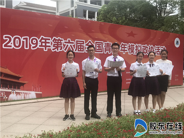 践行公诚勤毅,砥砺复兴中华1_副本