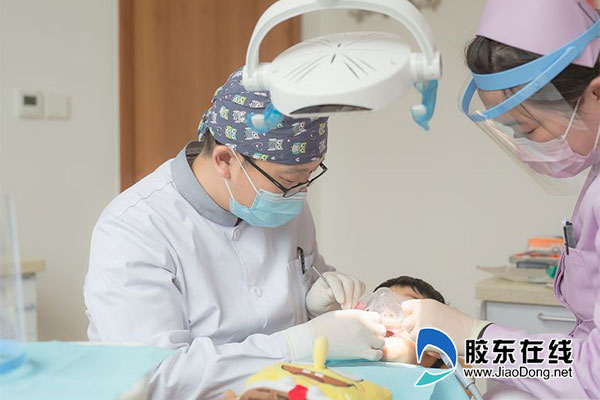 王鹏为孩子诊疗