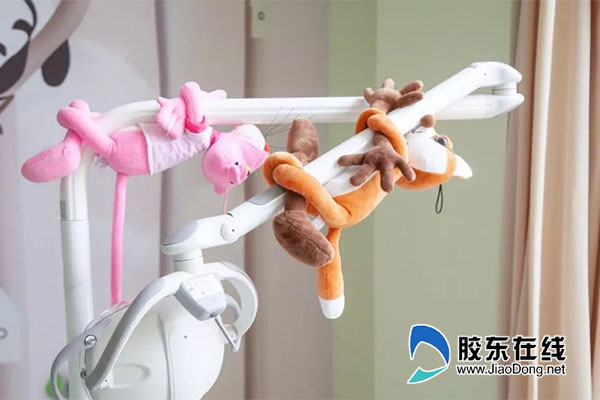 牙椅上挂着卡通玩偶