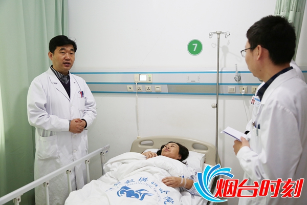 郑海涛主任(左一)正在查房