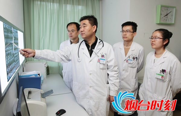 郑海涛主任(左二)与其医疗团队谈论患者病情