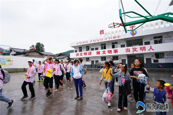 孫校長帶領創華人向當地小學捐贈物資