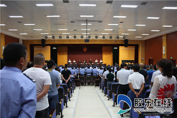 嘉伟)30日上午,山东省莱州市人民法院依法对朱永君等31名被告人犯组织