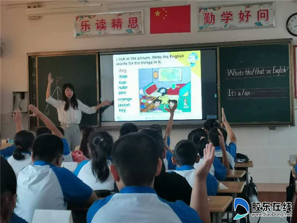 区教师进修学校的领导莅临港城中学开展新教师听