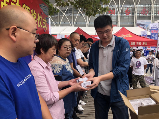 为获奖者颁发手机