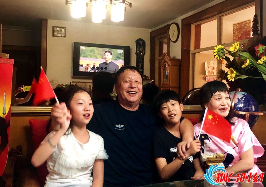 党员哈本厚家庭收看阅兵式