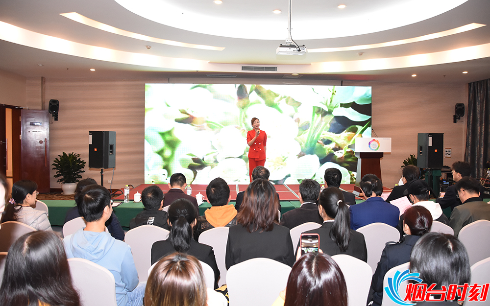 荣获“最受网友喜爱的歌曲作品”《春暖花开到烟台》的演唱者许莉带来开场表演。