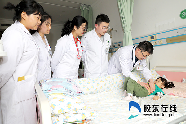 柳宏波(左五)在查房