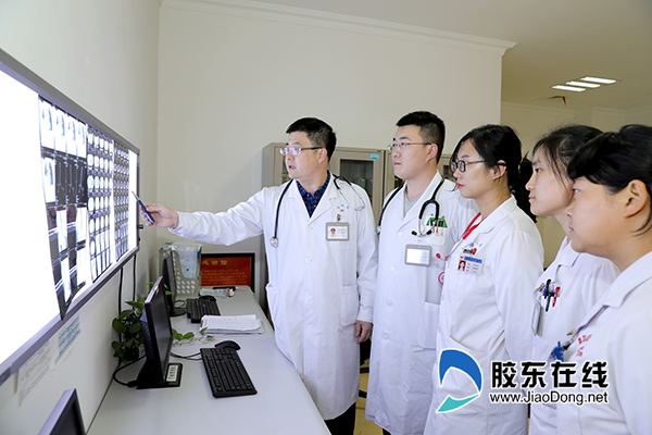 柳宏波(左一)团队分析患者病情