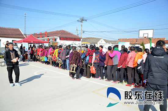 市民排队领取奖品