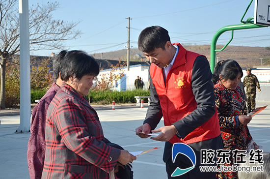 工作人员向村民介绍助农产品