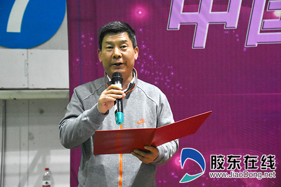 中国光大银行烟台分行副行长唐宁宣布运动会胜利闭幕