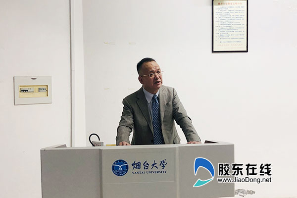 毓璜顶医院妇产科主任侯建青进行讲座